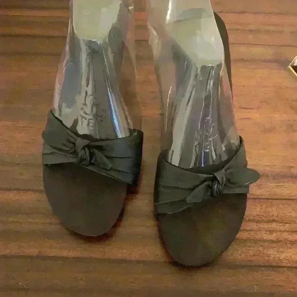 Bandolino Leather Bow Wedges